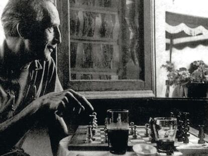Marcel Duchamp, en el bar Melit&oacute;n de Cadaqu&eacute;s.