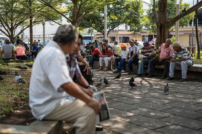 Personas desempleadas esperan en la plaza Libertad por una oportunidad de trabajo en el centro de San Salvador.