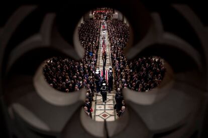 Vista de la solemne llegada del féretro a la catedral nacional de Washington.