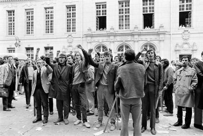 Estudiantes en La Sorbona levantan el puño el 3 de mayo de 1968.