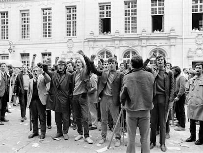 Estudiantes en La Sorbona levantan el puño el 3 de mayo de 1968.