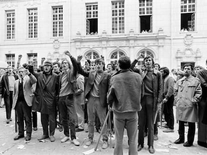 Estudiantes en La Sorbona levantan el puño el 3 de mayo de 1968.