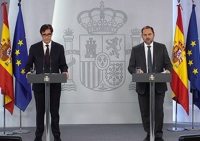 Health Minister Salvador Illa (l) and Transportation Minister José Luis Ábalos at a joint press briefing on Monday.