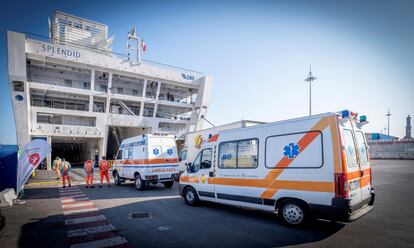 Hospital flotante. El ferri Splendid de la compañía Grandi Navi Veloci, que hasta hace pocos días cruzaba el Mediterráneo, ha sido convertido en un hospital para dar alivio a los centros saturados por el coronavirus. Está atracado en el puerto de Génova (Italia).