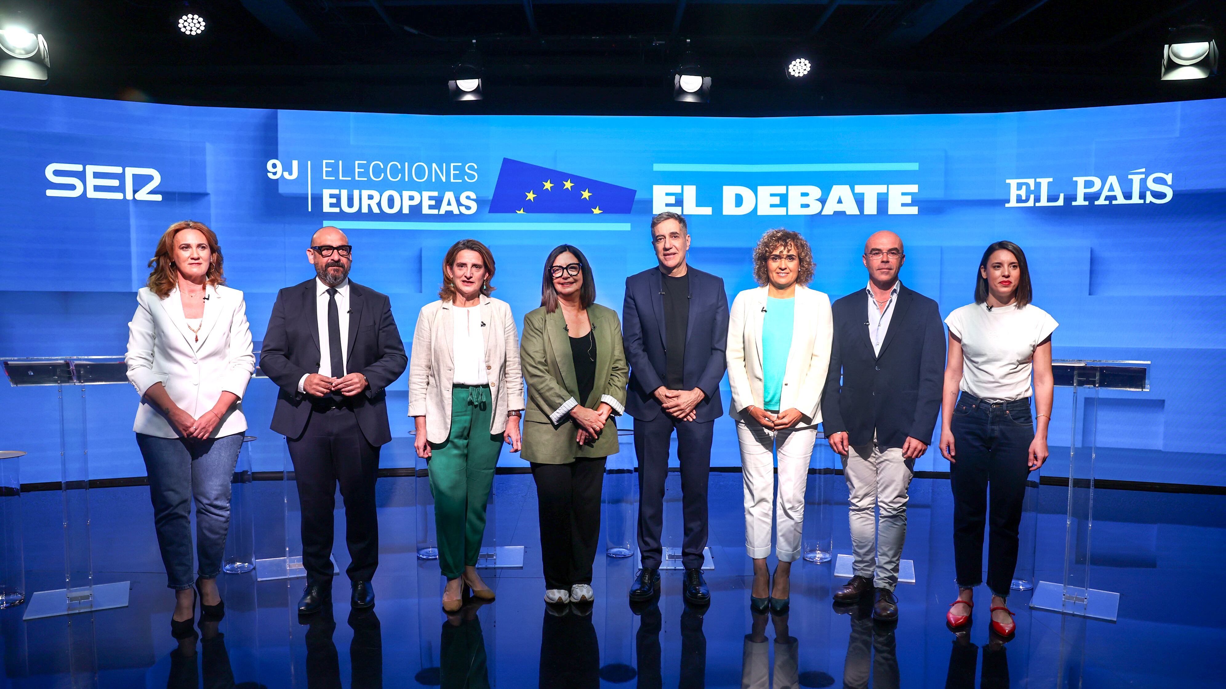 Los candidatos a las elecciones europeas junto a la periodista de la SER Àngels Barceló y el periodista de EL PAÍS Carlos de Vega.