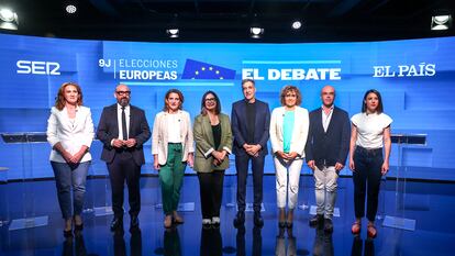 The candidates for the European elections with the SER journalist Àngels Barceló and the EL PAÍS journalist Carlos de Vega.