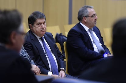 Jos&eacute; Luis Olivas y, a la derecha, Vicente Cotino, en el juicio.