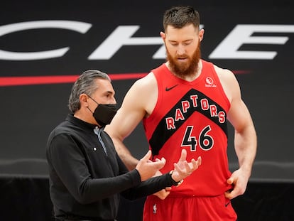 Scariolo da instrucciones a Baynes durante el partido Toronto-Houston.