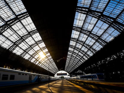 Estación de tren en Buenos Aires, en abril de 2020, vacía por la cuarentena por la covid.