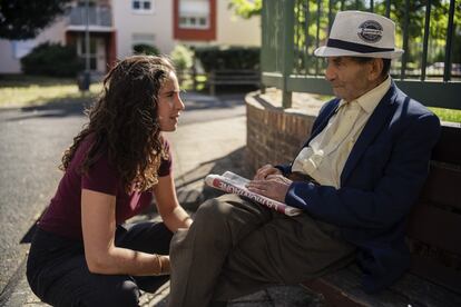 Lina Soualem, directora de 'Leur Algerie', durante el rodaje del documental con su abuelo, Mabrouk.