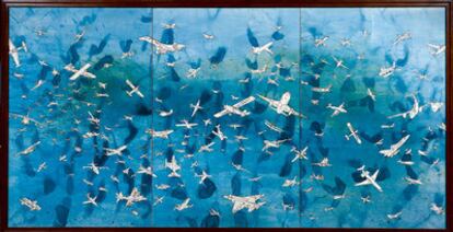 <i>Aerei (Aviones),</i> de 1989, pieza de Alighiero Boetti de bolígrafo sobre papel fotosensible montado sobre lienzo.