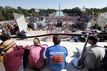Miles de personas se concentran ante el monumento a Lincoln, en Washington, para participar en una marcha a favor de la creación de empleo, la tolerancia y la diversidad.