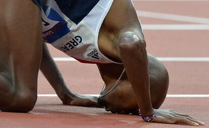 El británico Mohamed Farah besa el suelo tras ganar la final de los 5.000 metros.