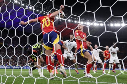 Dani Olmo salva un balón en la línea, durante la final de la Eurocopa. 