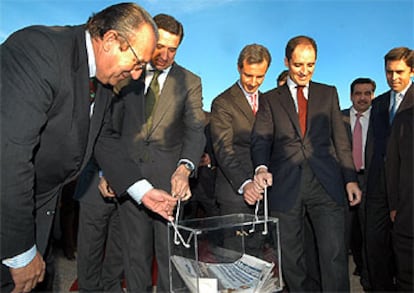 Fabra, izquierda, con Zaplana, Camps y Costa, ayer al poner la primera piedra del aeropuerto de Castellón.