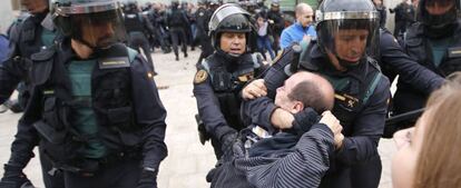 La Guardia Civil se lleva a un partidario del Referéndum en Sant Julia de Ramis (Girona)
