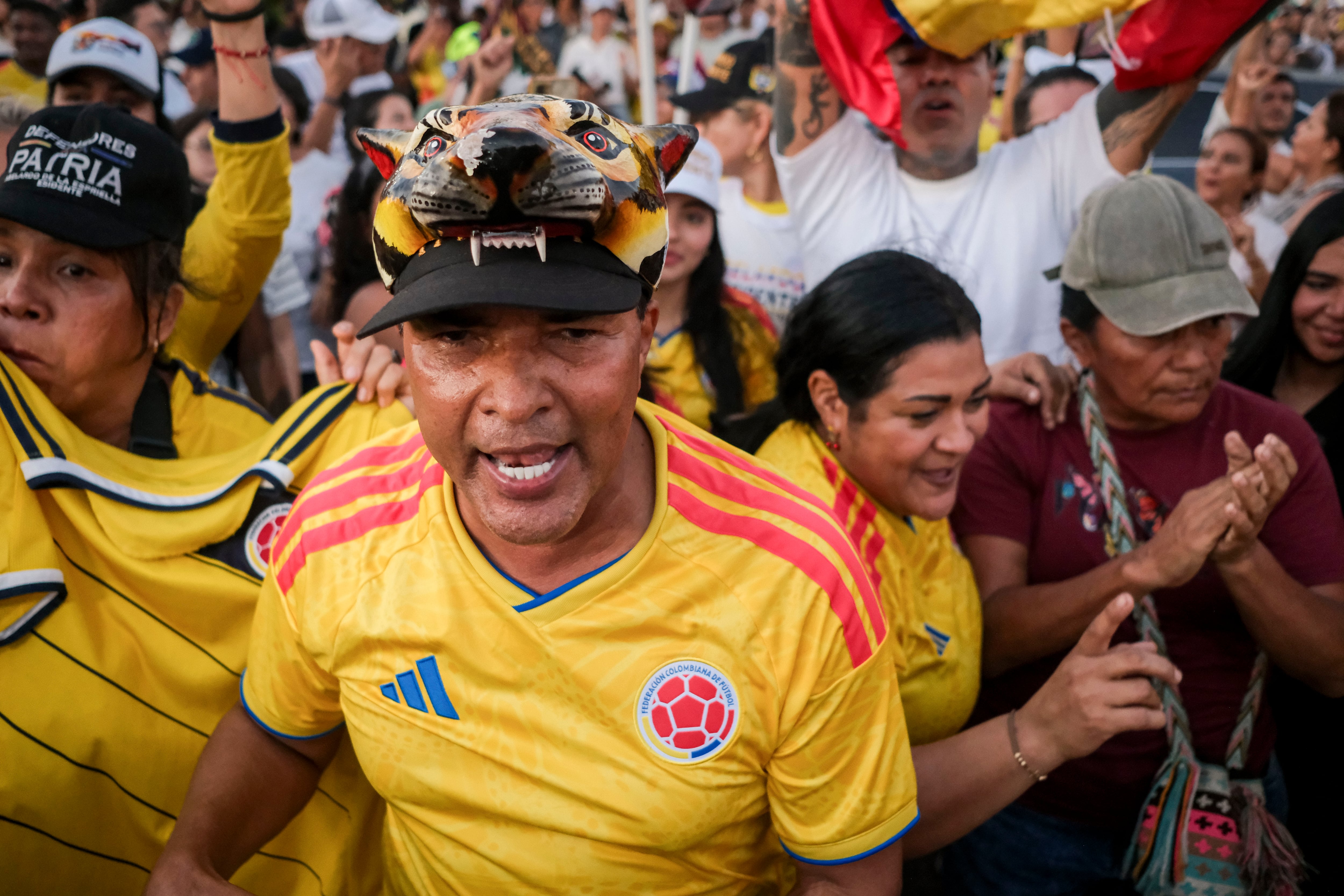 La campaña se viste con la camiseta de la selección Colombia: Iván Cepeda señala a Abelardo de la Espriella de oportunismo