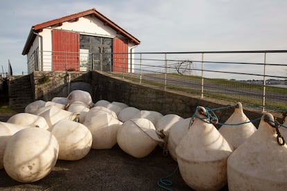 Boyas en las que se sumerge el vino bajo el agua en la bodega Egiategia de San Juan de Luz.