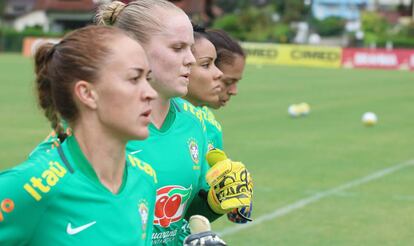 Maike treinando pela seleção, ao lado das também goleiras Dani, Camila e Géssica.