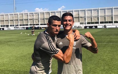 Cristiano Ronaldo, sacando músculo con su compañero de la Juventus, el argentino Paulo Dybala.