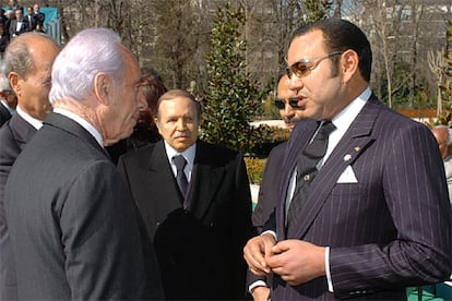 El viceprimer ministro de Israel, Simon Peres (izq.), el presidente de Argelia, Abdelaziz Bouteflika (centro) y el rey Mohamed VI de Marruecos (dcha.) conversan frente al Bosque de los Ausentes.