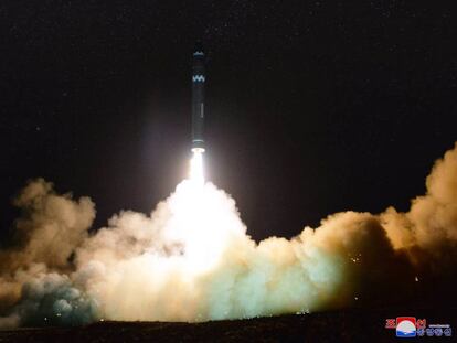 Lanzamiento del misil balístico intercontinental Hwasong-15.