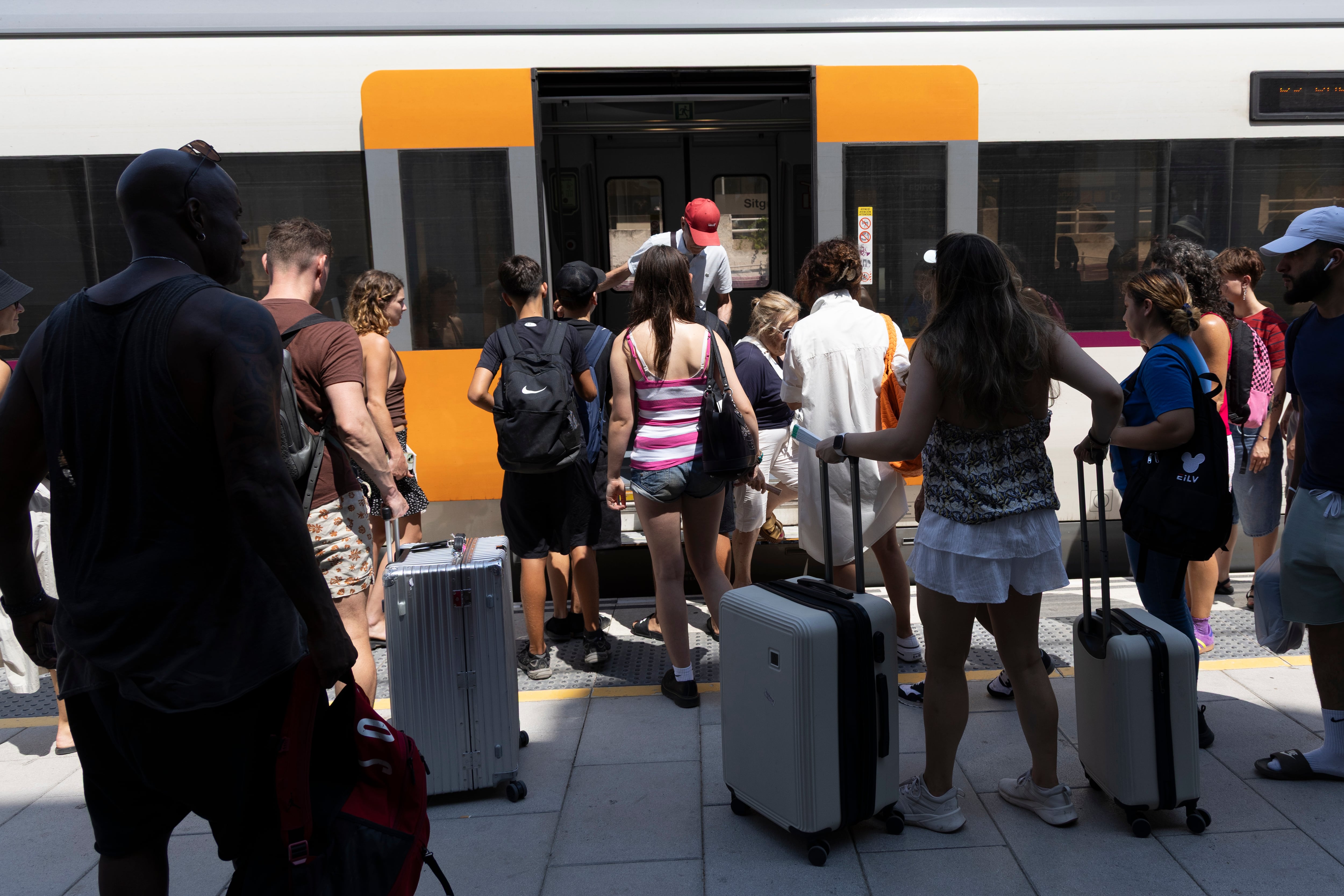 El verano de los turistas en Rodalies: “Los trenes están desgastados, se nota que es un sistema antiguo”