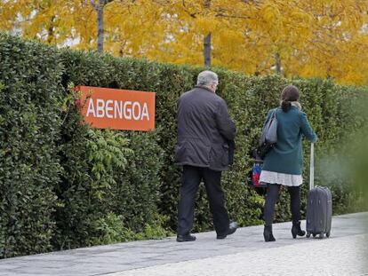 Unas personas entrando al centro de Abengoa de Palmas Altas en Sevilla.