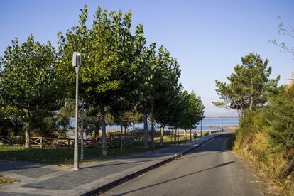 Camino que lleva a la vivienda de Diana Quer, en A Pobra (A Coruña), a su paso por O Xobre y una vez que finaliza el paseo marítimo de la villa.