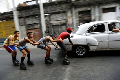 Adolescente en patines en la Habana 