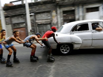 Adolescente en patines en la Habana 