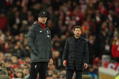 Klopp, delante de Simeone, durante el partido en Anfield.