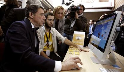 El presidente de la Comunidad de Madrid, Ignacio González, durante la inauguración del Centro del Emprendedor de la Comunidad de Madrid en Getafe