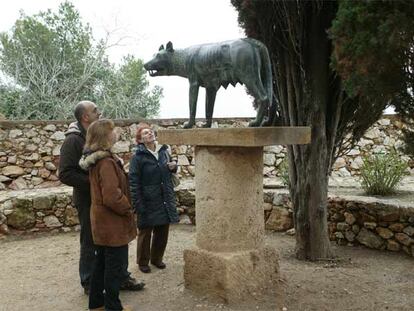 Visitantes ante la loba sin Rómulo y Remo, ayer en el paseo Arqueológico de Tarragona.