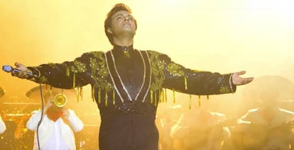 Julián Román interpretando a Juan Gabriel en 'Hasta que te conocí'.