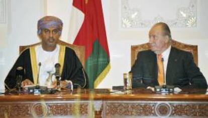 El rey don Juan Carlos de España (d) y el ministro de Comercio e Industria de Omán, Ali bin Masud Al Sunaidi (i), presiden un encuentro empresarial hispano-omaní en Mascate, Omán, ayer.