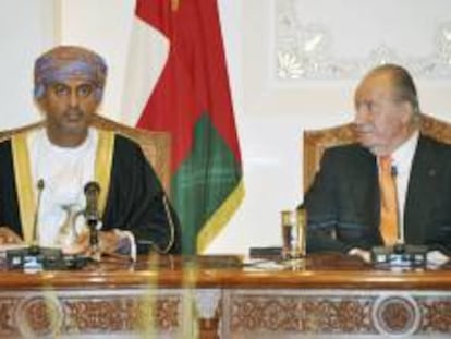 El rey don Juan Carlos de España (d) y el ministro de Comercio e Industria de Omán, Ali bin Masud Al Sunaidi (i), presiden un encuentro empresarial hispano-omaní en Mascate, Omán, ayer.