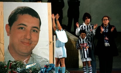 Homenaje en San Sebasti&aacute;n a Aitor Zabaleta, asesinado en 1998 antes de un Atl&eacute;tico-Real Sociedad en las inmediaciones del Vicente Calder&oacute;n