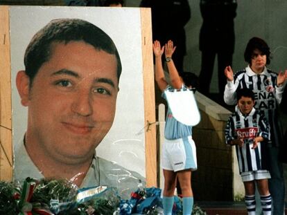 Homenaje en San Sebasti&aacute;n a Aitor Zabaleta, asesinado en 1998 antes de un Atl&eacute;tico-Real Sociedad en las inmediaciones del Vicente Calder&oacute;n