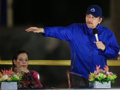 Daniel Ortega com sua esposa e vice-presidenta, Rosario Murillo, em uma imagem de março de 2019, em Manágua.