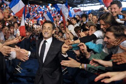 El presidente Nicolas Sarkozy en un acto de campaña ayer en Villepine, a las afueras de París.