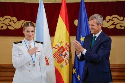 Este 2025, en el que la princesa ha estado embarcada hasta la semana pasada en el buque escuela ‘Juan Sebastián Elcano’ y en la fragata ‘Blas de Lezo’ como parte de su formación militar con la Armada, la heredera ha recibido ya la Gran Cruz del Mérito Naval —la ceremonia se ha celebrado este mismo miércoles— y, el pasado lunes día 14, la Medalla de Oro de Galicia en Santiago de Compostela a la par que fue nombrada hija adoptiva de Marín, la localidad pontevedresa que aloja la Escuela Naval Militar. En la imagen, la princesa Leonor con su uniforme de guardiamarina, es aplaudida por el presidente de la Xunta, Alfonso Rueda, tras hacerle entrega de la Medalla de Oro de Galicia.