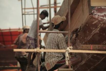 Trabajadores en los astilleros de Myeik, al sur de Myanmar.