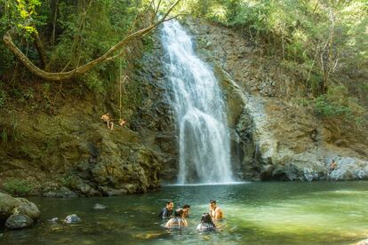 Varias personas disfrutan de las cascadas Puntarenas en Montezuma, en Costa Rica.