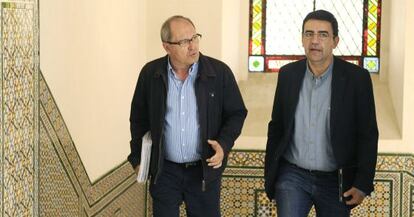Los representantes del PSOE Mario Jiménez y Juan Cornejo, a la izquierda, este sábado en el Parlamento.