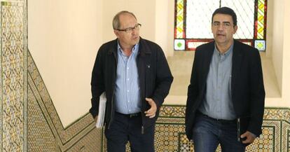 Los representantes del PSOE Mario Jim&eacute;nez y Juan Cornejo, a la izquierda, este s&aacute;bado en el Parlamento. 