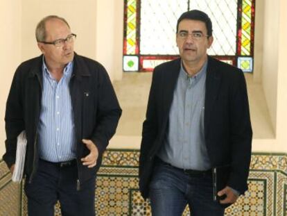 Los representantes del PSOE Mario Jim&eacute;nez y Juan Cornejo, a la izquierda, este s&aacute;bado en el Parlamento. 
