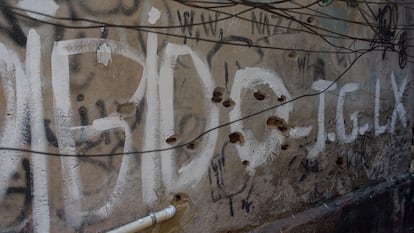 Buracos de bala em muro na favela do Jacarezinho, no Rio, que foi alvo de operação policial em 6 de maio.