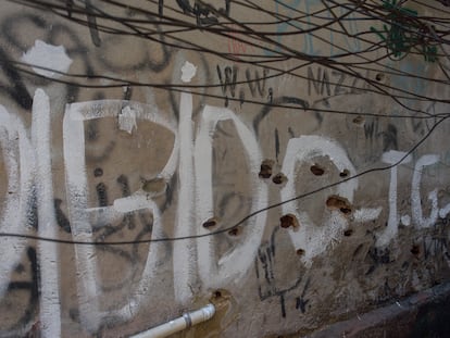 Buracos de bala em muro na favela do Jacarezinho, no Rio, que foi alvo de operação policial em 6 de maio.