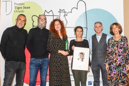 La XLV edición del Premio Tigre Juan de Narrativa, a la que se presentaron 346 obras, fue para Niña con monstruo dentro (Bala Perdida), de la escritora Rosa Navarro (tercera por la izquierda). Plagio (Editorial Barrett), la novela de Patricia Font (cuarta por la izquierda), fue finalista.